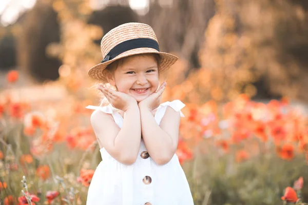 Carino Divertente Bambina Anni Indossare Cappello Paglia Bianco Vestito Estivo — Foto Stock