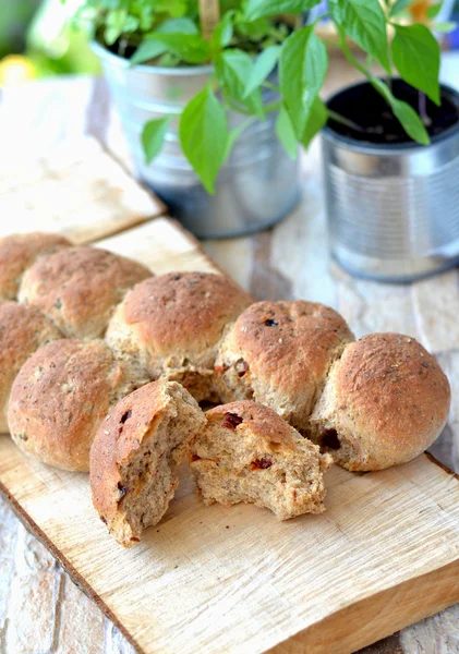 bitkilerle rustik ekmek