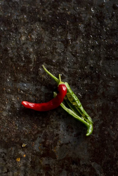 biber biber-kırmızı ve yeşil bir paslı metal