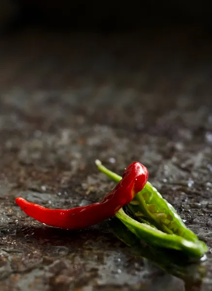 biber biber-kırmızı ve yeşil bir paslı metal