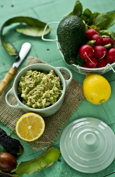 Pasta med avokado och tonfisk — Stockfoto