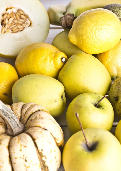 Sarı meyve kompozisyonu