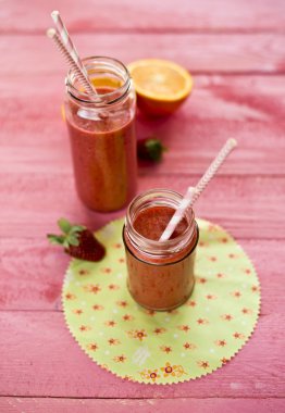 Smoothie çilek kivi ve portakal ile