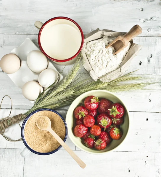 kompozisyon un, çilek, süt, şeker ve yumurta