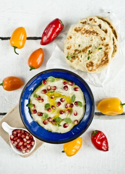 Baba ghanoush e pane pita Immagine Stock