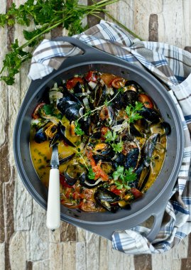 Beyaz şaraplı midyeler.