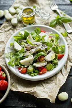 bakla, keçi peyniri ve çilek salatası