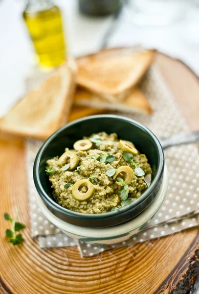 tapenda yeşil zeytin ile