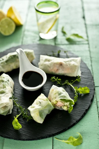 somon ve sebzeler ile Çin böreği