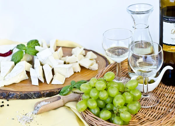 tabak peynir, üzüm ve şarap