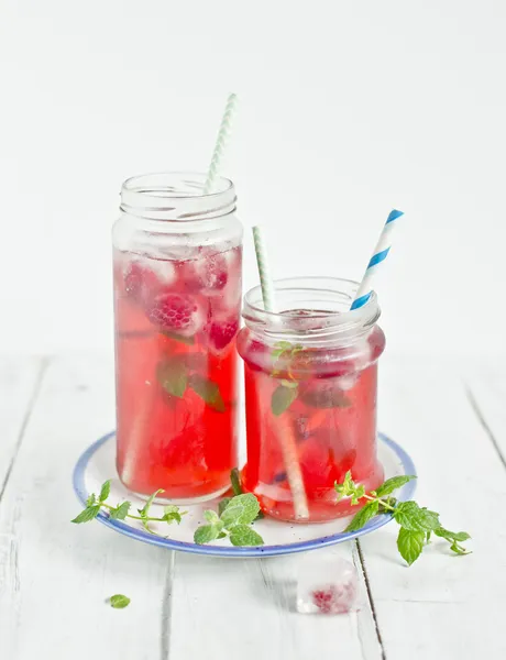 Dua botol teh es raspberry Stok Foto Bebas Royalti