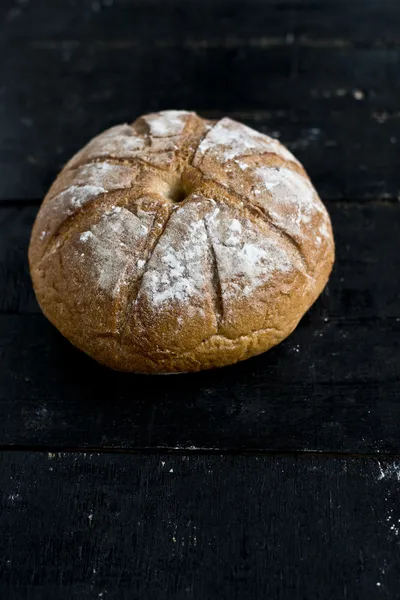 rustik somun ekmek siyah ahşap tezgah üzerinde