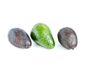 üç beyaz bir arka plan üzerinde avokado