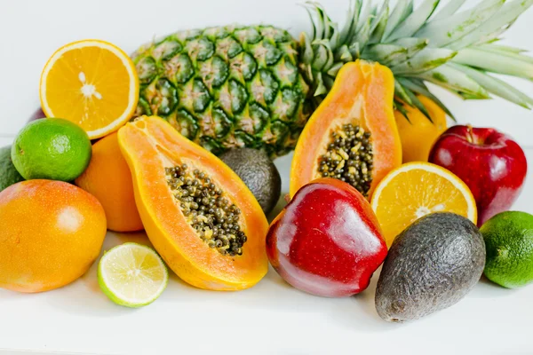 Beyaz arka planda egzotik meyvelerin bileşimi