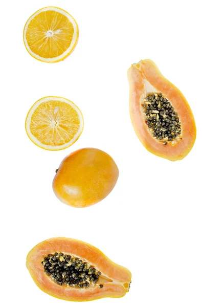 Σύνθεση του μάνγκο, πορτοκάλι, παπάγια, σε λευκό φόντο — Φωτογραφία Αρχείου