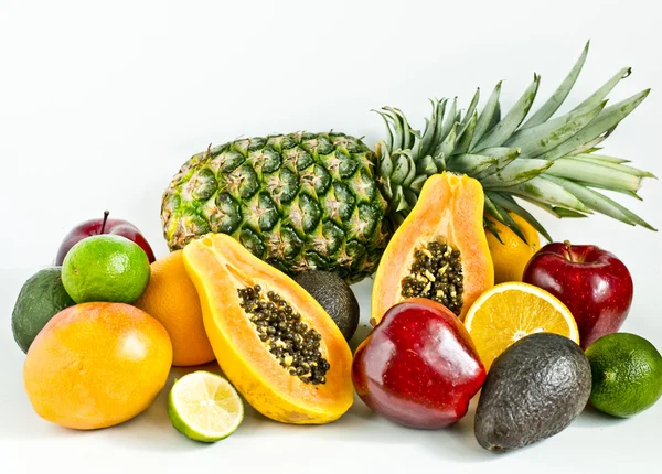 Zusammensetzung exotischer Früchte auf weißem Hintergrund Stockfoto