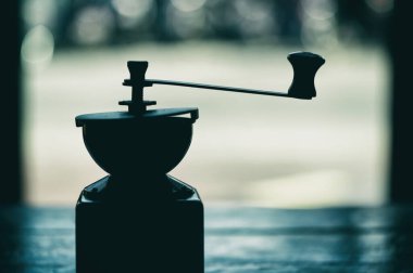 Klasik tarz el şakası kahve öğütücüsü.