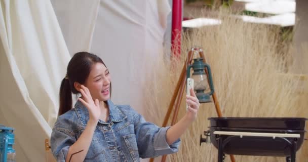 Азиатских Женщин Веселые Счастливые Видеозвонки Dci Представленные Кадры Грубая Съемка — стоковое видео
