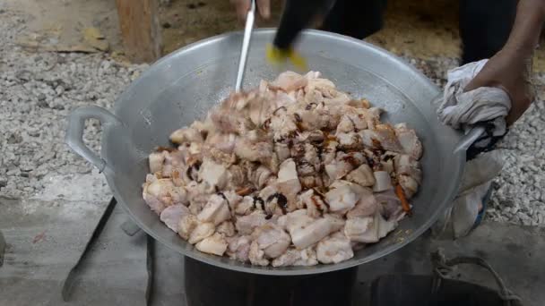 기름에 튀긴된 돼지고기 볶음. — 비디오