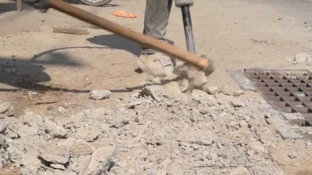 Trabalhador com martelo pneumático . — Vídeo de Stock
