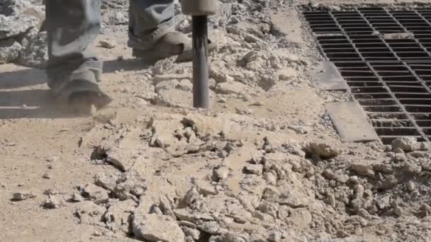 Werknemer met jackhammer. — Stockvideo