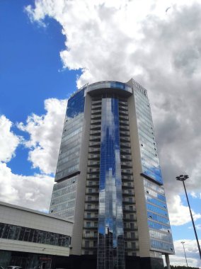 Modern mimari yapılar. Minimalist, cam levhalardan yapılmış. Rusya 'daki binalar.