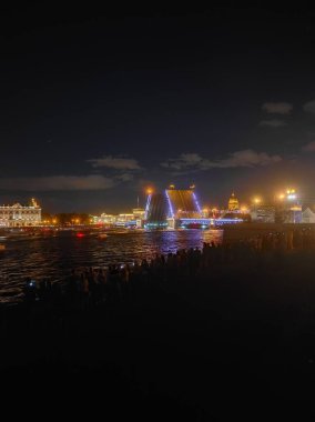 St. Petersburg 'da gece köprüsü üretimi. Rusya 'nın kültürel başkenti.