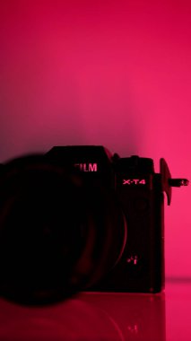 Fujifilm X-T4 seti 16-80 mm siyah, morötesi. Neon ışığı, pembe renk..