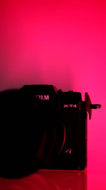 Fujifilm X-T4 seti 16-80 mm siyah, morötesi. Neon ışığı, pembe renk..