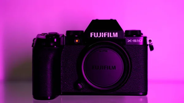 富士フイルムX S10ボディブラック 紫外線 ネオンカラー パープルカラー — ストック写真