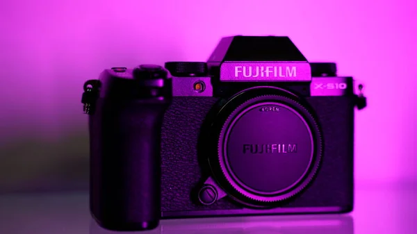 富士フイルムX S10ボディブラック 紫外線 ネオンカラー パープルカラー — ストック写真