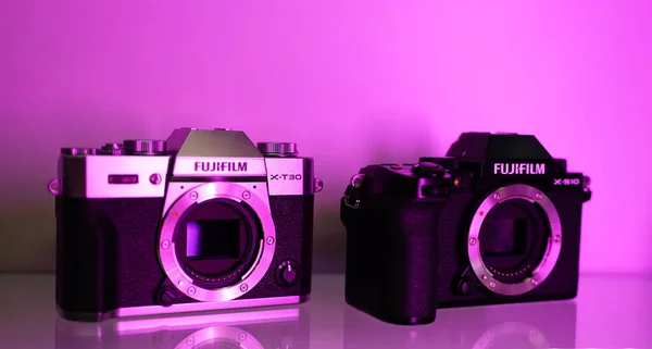 Fujifilm S10 Body Zwart Fujifilm T30 Body Zilver Ultraviolet Neon — Stockfoto