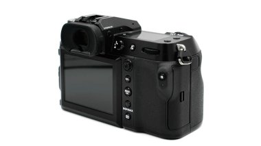 Fujifilm FX 50S gövde kamerası beyaz arka planda siyahtır. Ortam biçimli bir kamera.