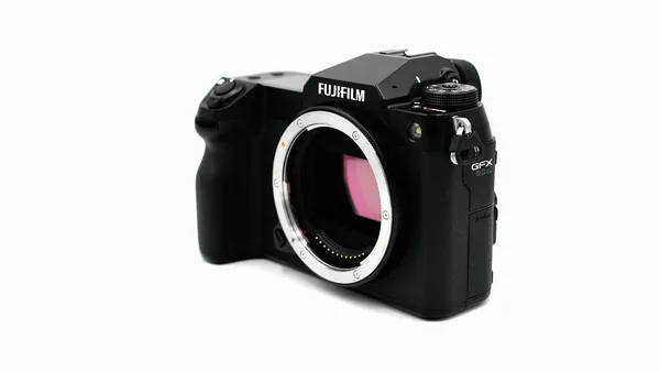 Fujifilm 50S Gövde Kamerası Beyaz Arka Planda Siyahtır Ortam Biçimli — Stok fotoğraf