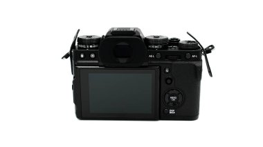 Fujifilm X-T3 gövdesiz aynasız kamera beyaz arka planda siyahtır..
