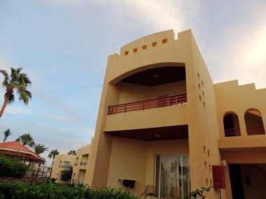 Sharm el Sheikh, Mısır 'daki palmiye ağaçları ve binalar. Alt manzara. Afrika 'nın yapısı ve doğası.