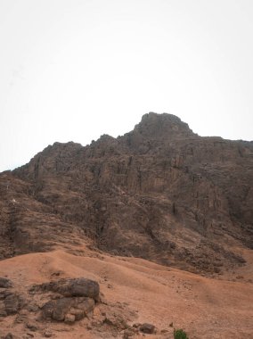 Mısır 'daki dağlar ve çöller, antik binalar ve anıtlar. Şeyh Sharm. Kum, tepeler, deniz.