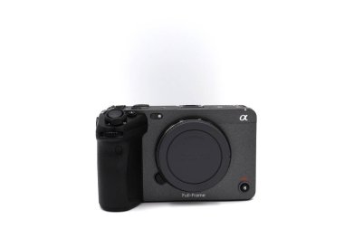 Sony ILME-FX3 vücut kamerası gümüş renkli. 8K 'deki blog / film / video çekimi için profesyonel kamera. Beyaz bir arkaplanda izole edilmiş.