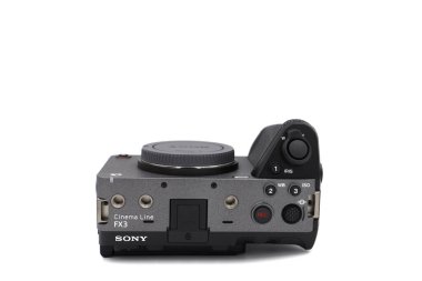 Sony ILME-FX3 vücut kamerası gümüş renkli. 8K 'deki blog / film / video çekimi için profesyonel kamera. Beyaz bir arkaplanda izole edilmiş.