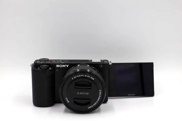 用于视频博客的无镜像相机 顶级博客相机索尼阿尔法Zv 10包16 50毫米黑色 背景是白色的 — 图库照片