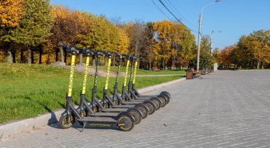 2 Ekim 2021, Rusya, Saint-Petersburg: Elektrikli scooterlar parkın yanında sıralanır