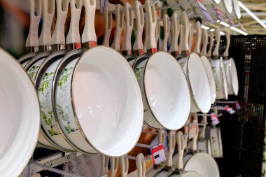 Mağazanın tezgahında bir sürü diş minesi var.