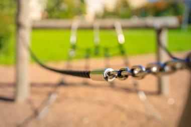 Metal zincirli bir ip ahşap yapıyı destekler.