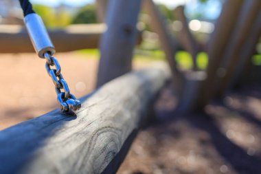 Metal zincirli bir ip ahşap yapıyı destekler.