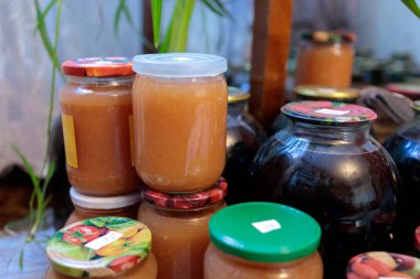 Ev yapımı elma püresi ve komposto.