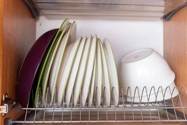 Πλυμένα Πιάτα Ένα Κοντινό Ντουλάπι — Φωτογραφία Αρχείου