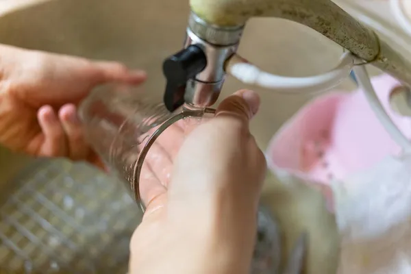 Mujer Lava Vaso Bajo Agua Corriente Fregadero — Foto de Stock