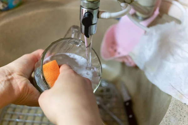 Wanita Mencuci Gelasnya Bawah Air Yang Mengalir Wastafel — Stok Foto