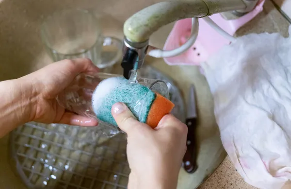 Kvinna Tvättar Sitt Glas Rinnande Vatten Diskhon — Stockfoto