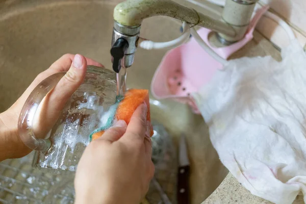 Wanita Mencuci Gelasnya Bawah Air Yang Mengalir Wastafel — Stok Foto